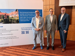 Symposiumsleiter Dr. Udo Schneider und Prof. Jens Schmidt sowie Roy J. Noack begrüßen die Teilnehmenden. Symposiumsleiter Dr. Udo Schneider und Prof. Jens Schmidt sowie Roy J. Noack begrüßen die Teilnehmenden.