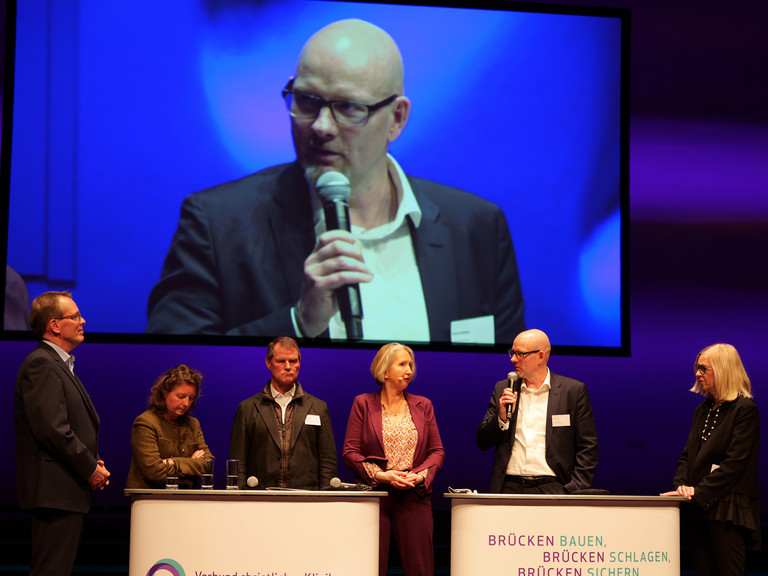 Frank Volkmer redet mit weiteren Vertreterinnen und Vertretern des Brandenburger Gesundheitswesens auf der Bühne