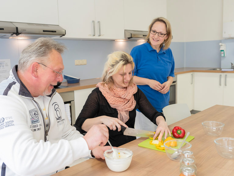 Patientin und Patient bereiten Essen zu - Onkologisches Versorgungszentrum Märkisch Oderland