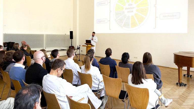 Arzt hält Vortrag vor Zuhörenden anlässlich des Campus Symposiums 2026 an der Immanuel Klinik Rüdersdorf 