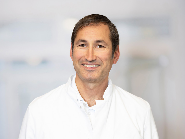 Portraitbild von Dr. Oskar Rückbeil zum Wechsel in der Leitung der Allgemein- und Viszeralchirurgie der Immanuel Klinik Rüdersdorf Portraitbild von Dr. Oskar Rückbeil zum Wechsel in der Leitung der Allgemein- und Viszeralchirurgie der Immanuel Klinik Rüdersdorf