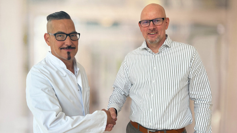 Neuer Chefarzt der Allgemein- und Viszeralchirurgie Dr. med. Jens Burghardt mit Klinik-Geschäftsführer Frank Volkmer Neuer Chefarzt der Allgemein- und Viszeralchirurgie Dr. med. Jens Burghardt mit Klinik-Geschäftsführer Frank Volkmer
