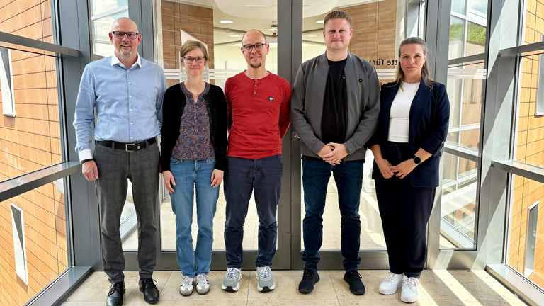 Von links nach rechts stehen Frank Volkmer, Michelle Geigenmüller, Alexander Reetz, Nico Nolte und Dr. Lydia Stübler nebeneinander in einem Gang in der Immanuel Klinik Rüdersdorf Von links nach rechts stehen Frank Volkmer, Michelle Geigenmüller, Alexander Reetz, Nico Nolte und Dr. Lydia Stübler nebeneinander in einem Gang in der Immanuel Klinik Rüdersdorf