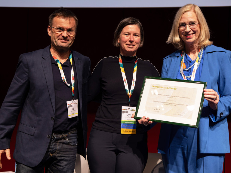 OVZ Märkisch Oderland - Dr. Kerstin Stahlhut (rechts) und Dr. Olaf Hopfer (links) aus Rüdersdorf mit ESMO-Deputy Chair Anna Rreyners (Mitte) bei der Zertifikatsübergabe auf dem ESMO-Kongress in Madrid. (Foto: ESMO)