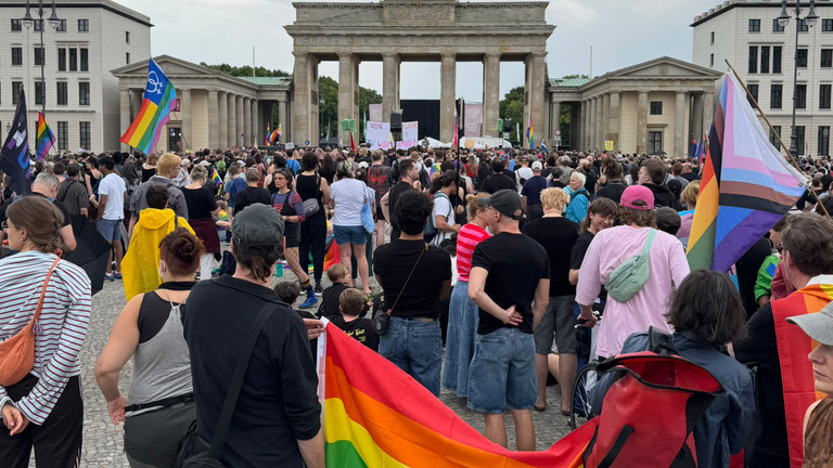 Acht bis zehntausend Menschen versammeln sich am 26. Juli 2026 auf dem Pariser Platz am Brandenburger Tor zu einer Gedenkfeier. Acht bis zehntausend Menschen versammeln sich am 26. Juli 2026 auf dem Pariser Platz am Brandenburger Tor zu einer Gedenkfeier.