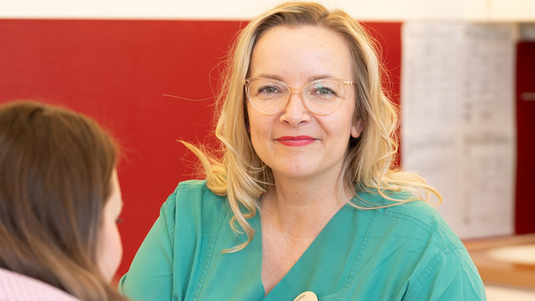 Hebamme Carolin Jooß mit Patientin