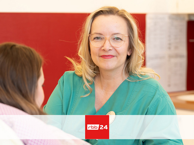 Hebamme Carolin Jooß mit Patientin Hebamme Carolin Jooß mit Patientin
