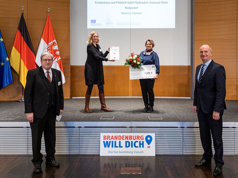 Immanuel Klinik Rüdersdorf - Nachricht - Brandenburger Ausbildungspreis für zwei Rüdersdorfer Unternehmen - Diana Schulz - Prof. Dr.-Ing. Jörg Steinbach - Dr. Katrin Rothländer - Dietmar Woidke - Bild: Agentur Medienlabor | Adam Sevens