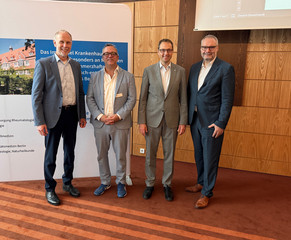 Ein besonderer Symposiums-Gast: Prof. Andreas Krause (li), ehemaliger Ärztlicher Direktor der Klinik für Innere Medizin und Chefarzt der Klinik für Rheumatologie, Klinische Immunologie und Osteologie am Immanuel Krankenhaus Berlin