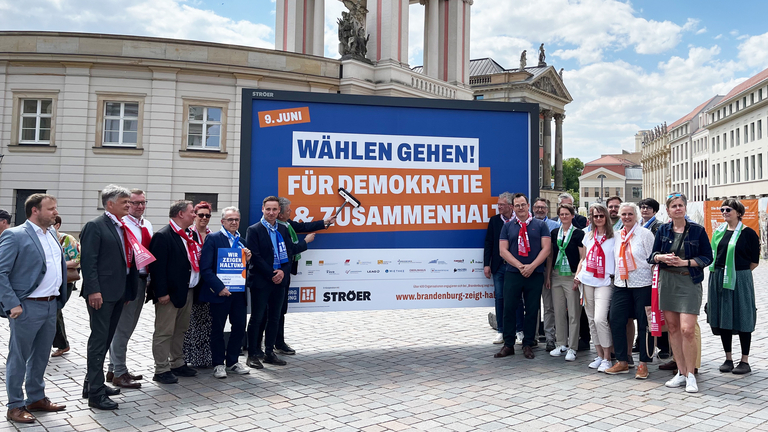 Immanuel Klinikum Bernau - Immanuel Klinik Rüdersdorf - Pressemitteilungen - Haltung zeigen für Toleranz und Demokratie - Gruppenbild