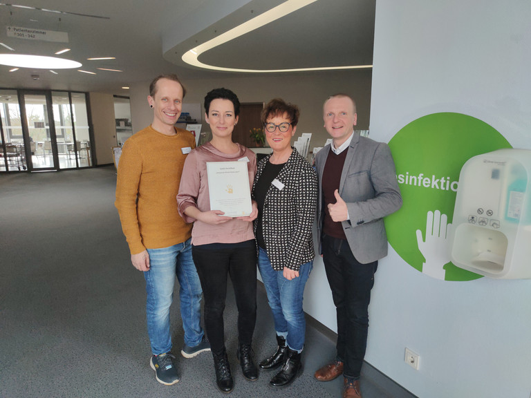 Immanuel Klinik Rüdersdorf - Nachrichten - Erneut vergoldet - Leitende Hygienefachkraft Marion Baldy, Hygienefachkräfte Nicole Christeleit und Reinhard Windisch sowie Pflegedirektor und komm. Geschäftsführer Daniel Thamm - Aktion Saubere Hände