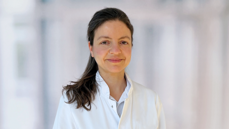 Portraitfoto von Dr. med. Elena Schlapakow, Oberärztin der Neurologie an der Immanuel Klinik Rüdersdorf, und das Logo von rbb24 zum TV-Interview über die Infektionserkrankung Lyme-Borreliose.
